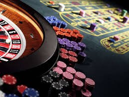 Pengguna memeriksa status penarikan di mobile